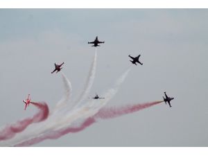 Türk Yıldızları’ndan Nefes Kesen Gösteri