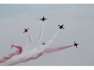 Türk Yıldızları’ndan Nefes Kesen Gösteri