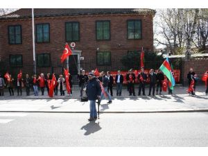 Stockholm’de Türkler Ermenileri Büyükelçiliğe Yaklaştırmadı