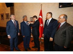 Akören Belediye Başkanına Rozetini Başbakan Taktı