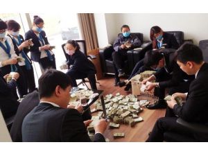 1 Milyonluk Lüks Otomobili Peşin Parayla Aldı, Çalışanlar Parayı 6 Saatte Saydı