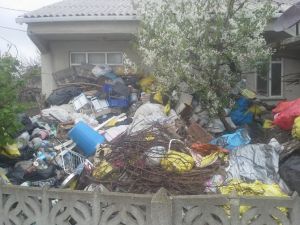 Evde Çöpten Yer Kalmayınca Dışarıda Yaşamaya Başladı