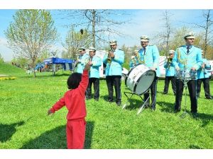 3 Yaşındaki Koro Şefi 23 Nisan Çocuklarını Eğlendirdi
