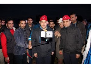 Bakan Çağatay Kılıç, Gençlerle ’Selfie’ Çektirdi