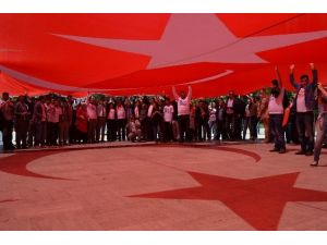 Ak Gençlik’ten Bayrak Yürüyüşü