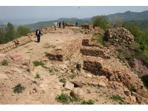 Tarihi Kurul Kalesi Turistlerin Gözdesi