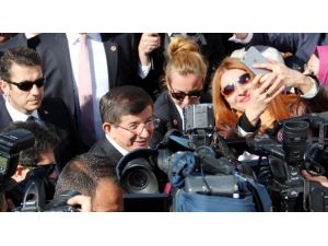 Başbakan Davutoğlu, Vatandaşlarla Selfie Çekildi
