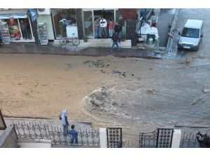 Ana Su Borusu Patladı, Caddeyi Su Bastı