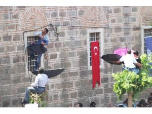 Şemsiyeler Bu Defa Tersten Açıldı