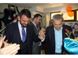 Ak Parti’li Külünk Bariyerden Atladı, Lokma Dağıttı, Horon Tepti