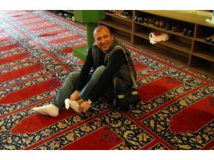 Selimiye Camii’nde ‘Ücretsiz’ Çorap Dağıtımı Başladı