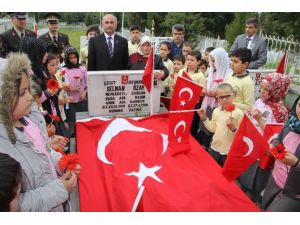 Şehit Askerin Mezarı Başında Duygulandıran Anma Programı