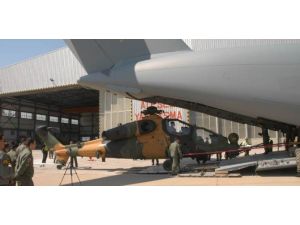 Atak Taarruz Helikopterleri İlk Kez Havadan Taşındı