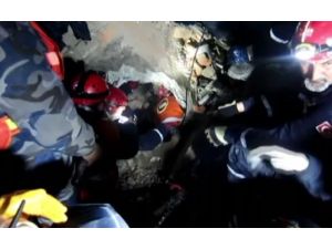 Türk Ekibin Depremzedeyi Kurtarma Çalışması Kamerada