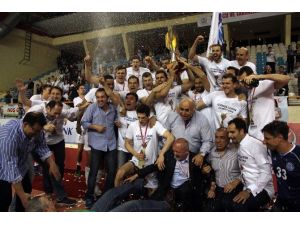 Voleybol Erkeklerde Kupayı Arkas Spor Aldı