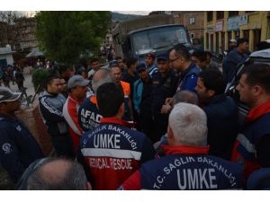 Türk Sağlık Ekipleri Nepal’de Canhıraş Çalışıyor