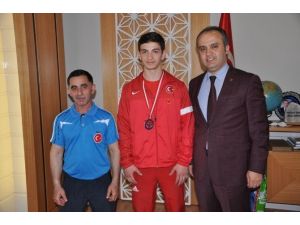 Başkan Aktaş’tan Dünya Yedincisine Ödül