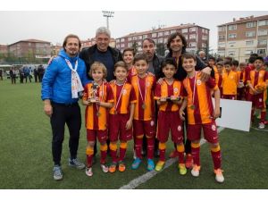 Efsane Futbolcular Minik Meslektaşlarına Destek Verdi