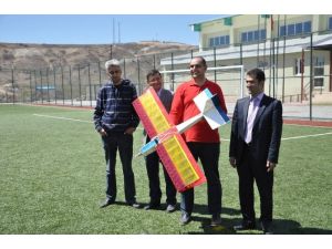 Öğrencileriyle Birlikte İnsansız Hava Aracı Üretti