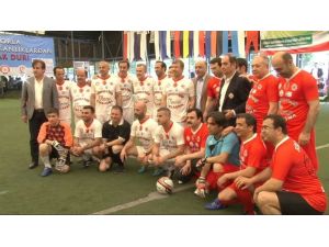 Ünlü Futbolcular ’Gazozuna Maç’ Yaptı