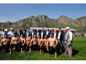 Kırkpınar’ın Başpehlivanları Muğla Çayırında Kapıştı