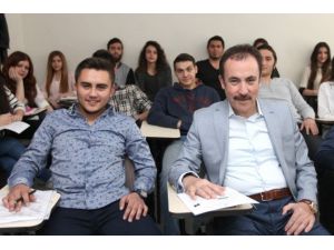 Baba-oğul Aynı Üniversitede Eğitim Görüyor