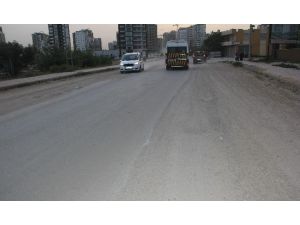 Yolun Yarısı Asfalt Yarısı Toprak!