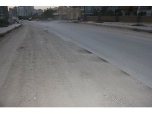 Yolun Yarısı Asfalt Yarısı Toprak