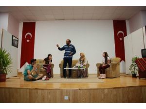 Niksar’da Gençler “Gül Dünya” Oyunu Sahneledi