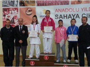 Amine Akçakmak Türkiye Şampiyonu Oldu