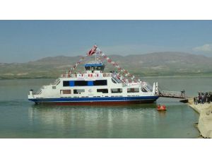 Parçaları Tır’larla Taşınan Vapur, Malatya’da Karakaya Gölü’ne İndirildi