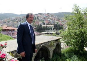 Katırını Bağladığı Tarihi Yeri Turizme Kazandırıyor