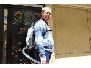 Kalbini Sırtında Taşıyor