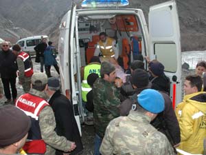 İşçilerin Üzerine Kaya Düştü: 1 Ölü, 1 Yaralı