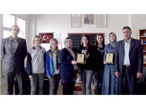 Yolda Buldukları 10 Bin Doları Polise Teslim Ettiler