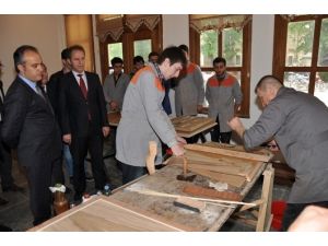 Üniversite Öğrencileri Mobilyacılığın Eski Tekniklerini Öğreniyor