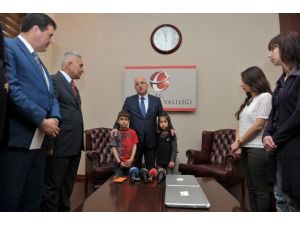 O Çocukla Kardeşine Bir Hediye De Bakan Yılmaz’dan