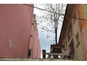 Askeri Lojmana Tutturulan Hdp Bayrakları Kaldırıldı