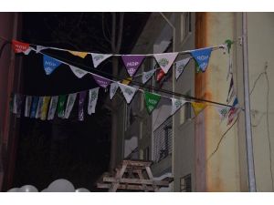 Askeri Lojmana Asılan Hdp Flamaları Kaldırıldı