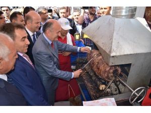 Bakan Müezzinoğlu Cağ Döneri Kesti