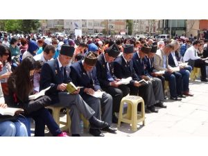 İki Bin Kişi Aynı Anda Kitap Okudu
