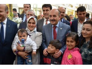 Müezzinoğlu Çocukları Sevdi, Gençlere Nasihat Verdi