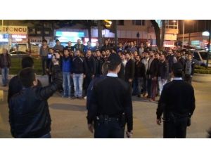 Bilecik Hdp Binasına Asılan Bayrakları İndirmeye Çalışan Gruba Polis Müdahale Etti