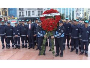 Taksim’e İlk Çelenk Bırakıldı
