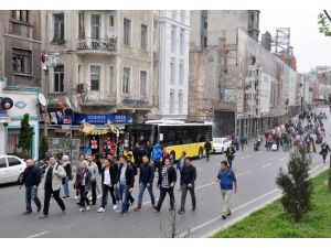 Cihangir’de Eline Valizini Alan Yollara Düştü