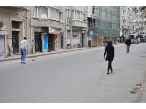 Kapanan Yollar Onlara Kaldı