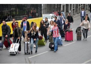 Valizini Alan Yollara Düştü