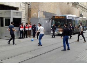 İstiklal Caddesi’nde Esnaf Kepenk Kapattı, Çalışanlar Futbol Oynadı