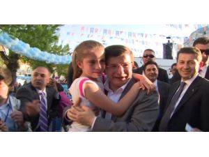 Başbakan’a Sarılarak Dakikalarca Ağladı