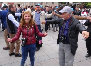 Basın Mensupları İle Birlikte Oynayarak 1 Mayıs’ı Kutladılar